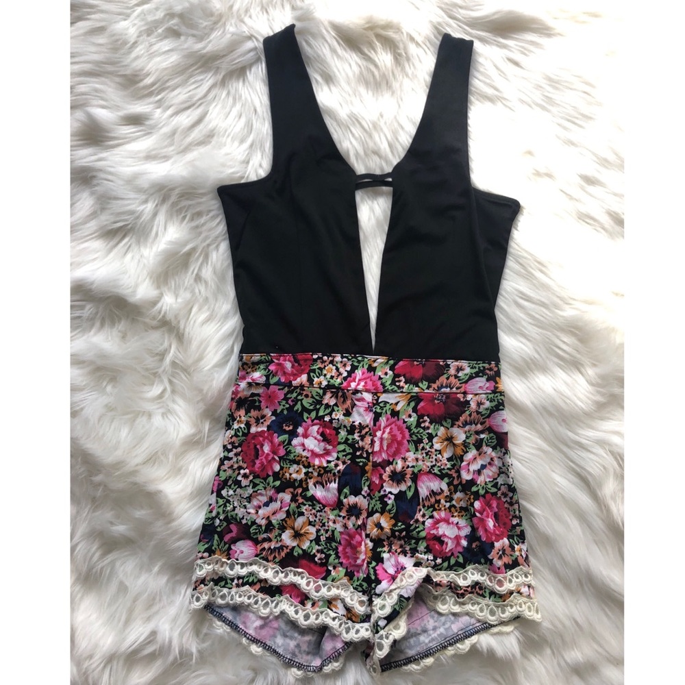 Black & Floral sexy romper🖤💐